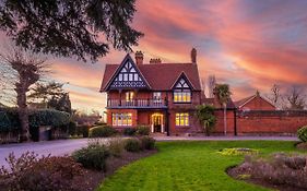 Superb 4 Bed Home In The Windsor Tapestries By Casa By Grace - Sleeps 7-9, Private Hot Tub Hire, Free Parking, Dog Friendly, Legoland, Windsor Castle